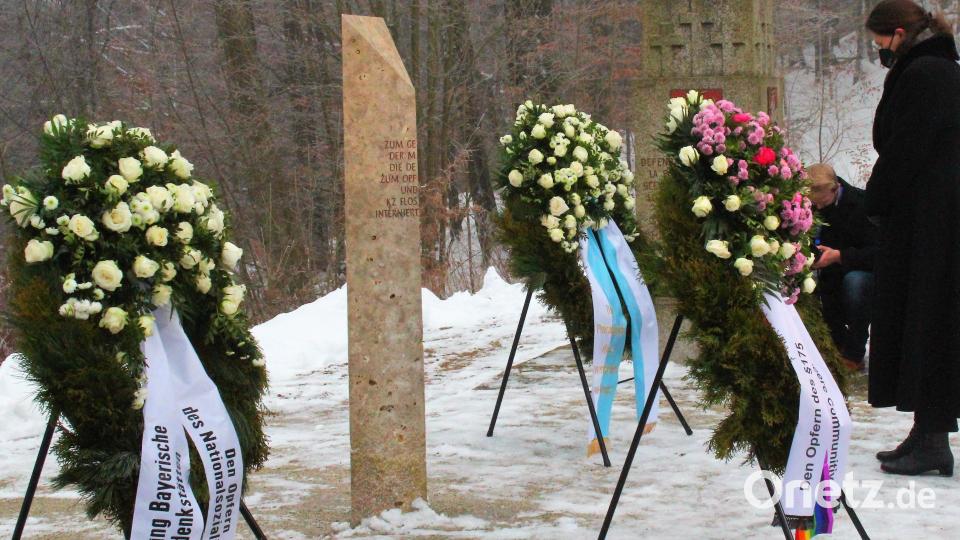Landtagspräsidentin Ilse Aigner legt an der neuen Stele im Tal des Todes der KZ-Gedenkstätte Flossenbürg drei Kränze nieder. Bild: stg