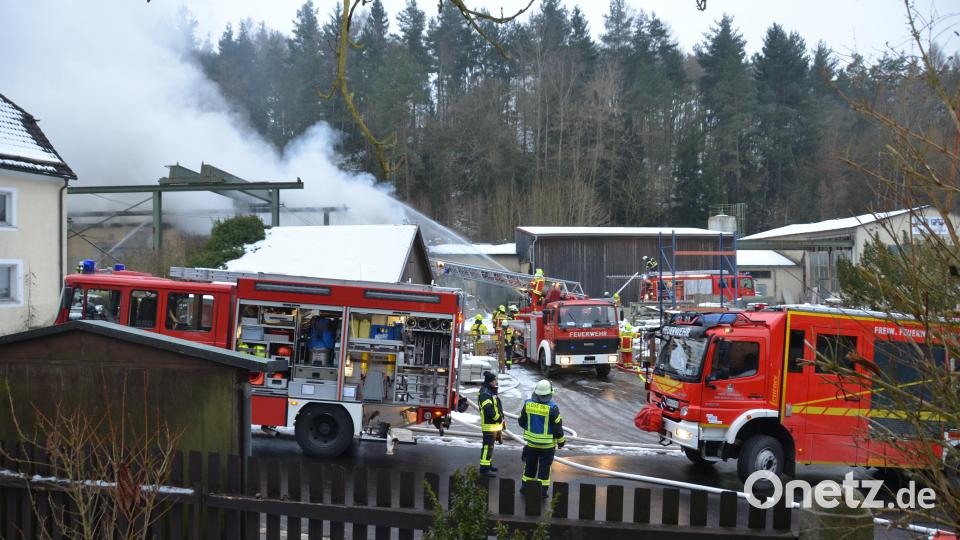 Im Flossenbürger Ortsteil Altenhammer brennt eine Werkhalle der ARGE-Natursteinwerk. Rund 100 Feuerwehrkräfte versuchen Herr der Flammen zu werden. Ein Übergreifen auf andere Gebäude konnte bisher verhindert werden. Bild: dob