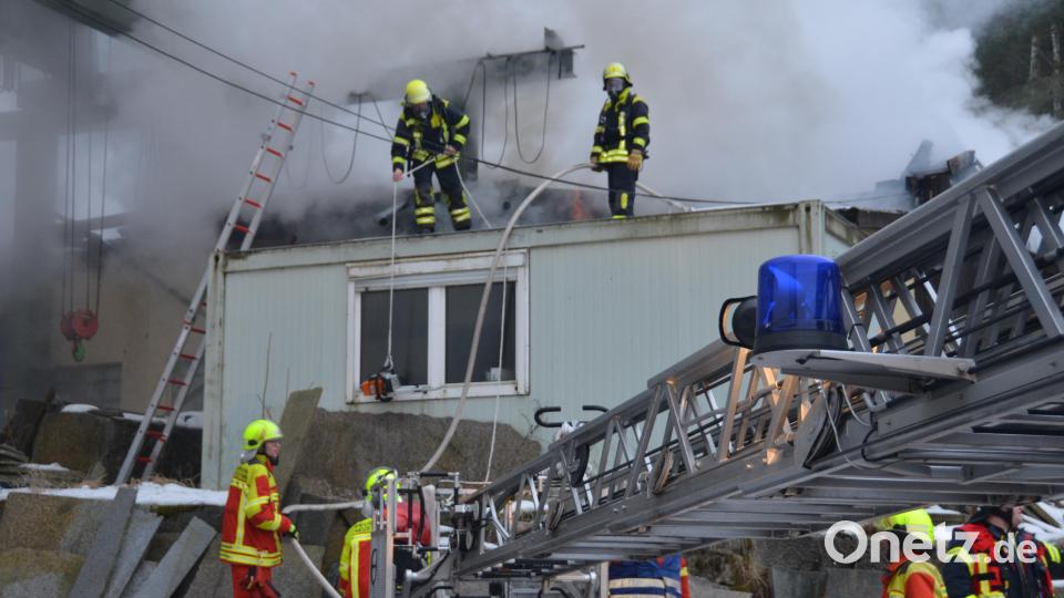 Im Flossenbürger Ortsteil Altenhammer brennt eine Werkhalle der ARGE-Natursteinwerk. Rund 100 Feuerwehrkräfte versuchen Herr der Flammen zu werden. Ein Übergreifen auf andere Gebäude konnte bisher verhindert werden. Bild: dob
