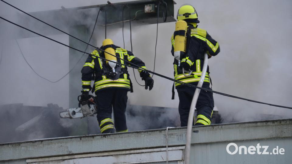 Im Flossenbürger Ortsteil Altenhammer brennt eine Werkhalle der ARGE-Natursteinwerk. Rund 100 Feuerwehrkräfte versuchen Herr der Flammen zu werden. Ein Übergreifen auf andere Gebäude konnte bisher verhindert werden. Bild: dob