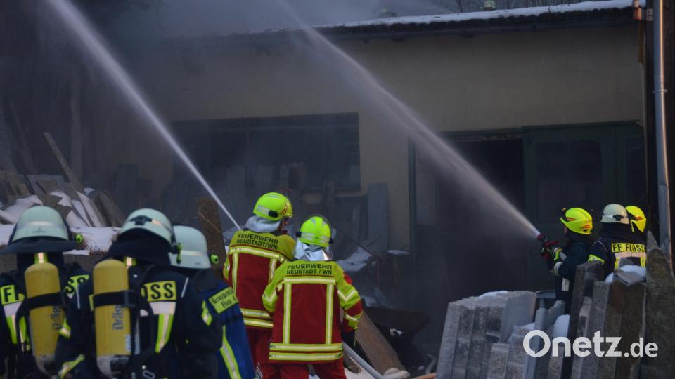 Im Flossenbürger Ortsteil Altenhammer brennt eine Werkhalle der ARGE-Natursteinwerk. Rund 100 Feuerwehrkräfte versuchen Herr der Flammen zu werden. Ein Übergreifen auf andere Gebäude konnte bisher verhindert werden. Bild: dob