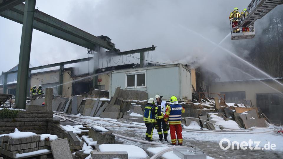 Im Flossenbürger Ortsteil Altenhammer brennt eine Werkhalle der ARGE-Natursteinwerk. Rund 100 Feuerwehrkräfte versuchen Herr der Flammen zu werden. Ein Übergreifen auf andere Gebäude konnte bisher verhindert werden. Bild: dob