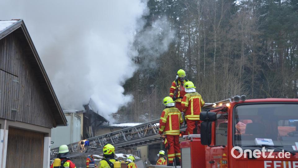 Im Flossenbürger Ortsteil Altenhammer brennt eine Werkhalle der ARGE-Natursteinwerk. Rund 100 Feuerwehrkräfte versuchen Herr der Flammen zu werden. Ein Übergreifen auf andere Gebäude konnte bisher verhindert werden. Bild: dob