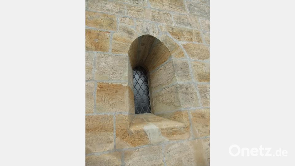Das Sandsteinmauerwerk des Turms wurde akribisch genau verfugt, damit es Sturm und Feuchtigkeit möglichst für weitere rund
30 Jahre die Stirn bieten kann. Im Bild ein Fenster der Sakristei. Bild: gm