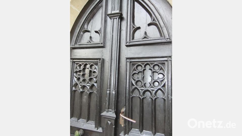 Die wuchtige, kunstvoll verzierte Kirchentüre des Seiteneingangs, etwas näher betrachtet. Vermutlich gibt es sie seit dem Wiederaufbau der Kirche in gotischem Stil um 1720. Bild: gm