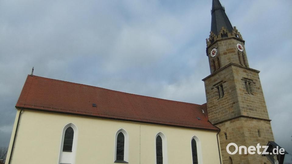 Die Pittersberger Nikolauskirche zeigt sich nach der Außenrenovierung als frisch aufpolierte Perle. Aufgrund der Höhenlage ist sie weithin sichtbar. Bild: gm