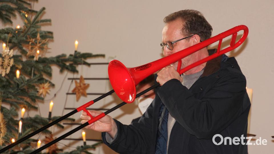 Christian Münch spielte auf einer Plastik-Posaune ein Ständchen. Das Instrument bekam danach Fritz Lieb als Geschenk. Bild: kro