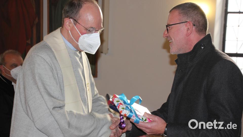 Herzlich verabschiedete Stadtpfarrer Dr. Thomas Vogl Diakon Fritz Lieb. Bild: kro