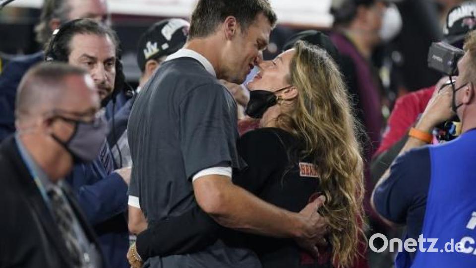 Quarterback Tom Brady von den Tampa Bay Buccaneers küsst seine Frau Gisele Bündchen nach dem Sieg seines Teams. Bild: Mark Humphrey/AP/dpa