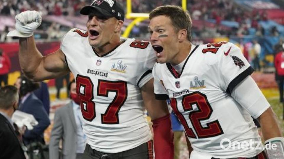 Quarterback Tom Brady (r) und Rob Gronkowski von den Tampa Bay Buccaneers. Bild: Ashley Landis/AP/dpa