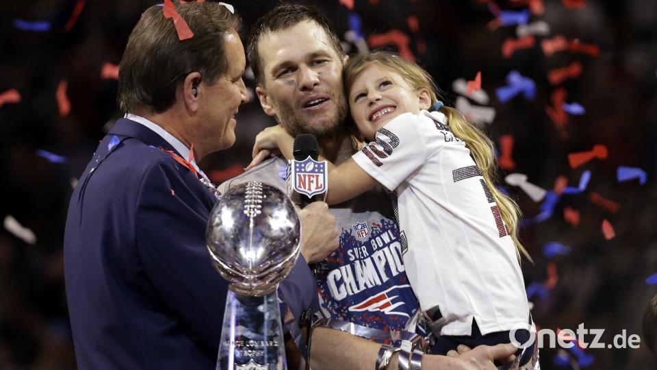 Nach dem gewonnenen Super Bowl feierte Patriots-Quaterback Tom Brady (M.) mit seiner Tochter Vivian. Bild: Mark Humphrey/AP