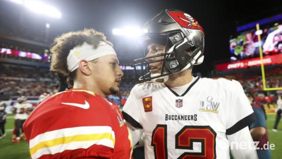 Tom Brady (r) von den Tampa Bay Buccaneers spricht nach dem Spiel mit Quarterback Patrick Mahomes von den Kansas City Chiefs. Bild: Ben Liebenberg/NFL Photos/AP/dpa