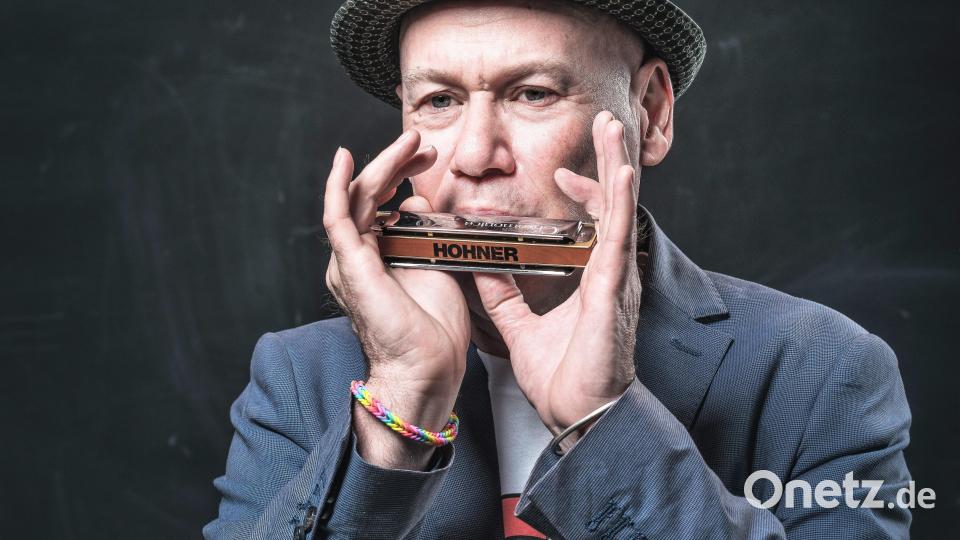 Harpspieler Olivier Ker Ourio steht am 17. Juni mit Nice Brazil auf der Bühne Bild: KOBAYASHI