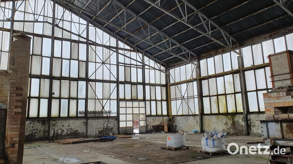 Die einstige Produktionshalle der Annahütte liegt seit Jahren verlassen da. Bild: Lowak