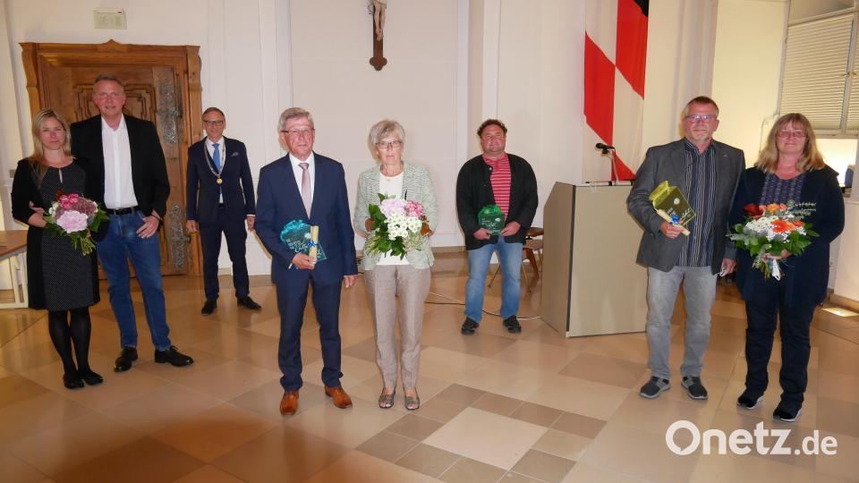 Mit Blumen und Geschenken wurden ehemalige Stadtratsmitglieder verabschiedet (im Bild von links): Robert Christ mit Annette Spreitzer-Hochberger, Bernd Sommer, Hans Grillmeier mit Frau Elfriede, Elmar Brandl und Dr. Lutz Haß mit Frau Claudia. Bild: hmr