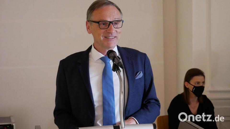 Erster Bürgermeister Bernd Sommer bei seiner Laudatio für die verdienten Stadtratsmitglieder. Bild: hmr