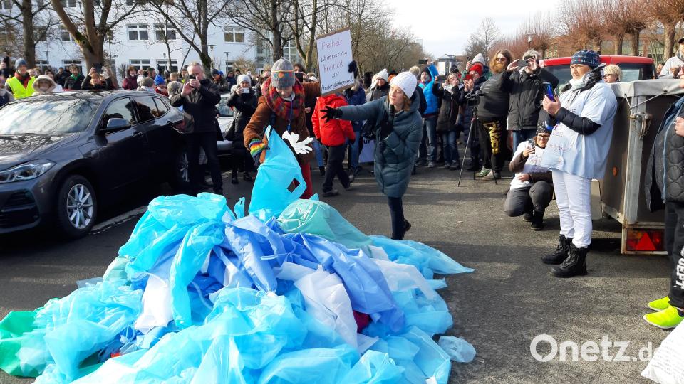 Demonstranten werfen Kittel vor der Agentur für Arbeit in Weiden auf die Straße. Bild: Kunz