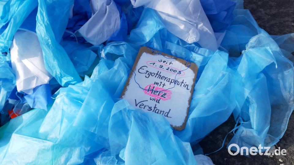 Frust und Kittel werden symbolisch vor der Agentur für Arbeit abgeladen. Bild: Kunz