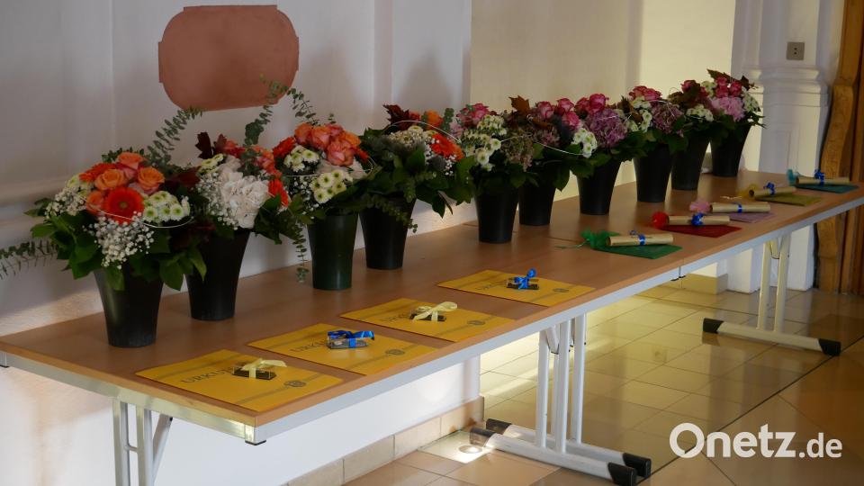 Im Bild die vorbereiteten Ehrennadeln, Urkunden, Blumen und Abschiedsgeschenke für die verdienten Stadtratsmitglieder. Bild: hmr