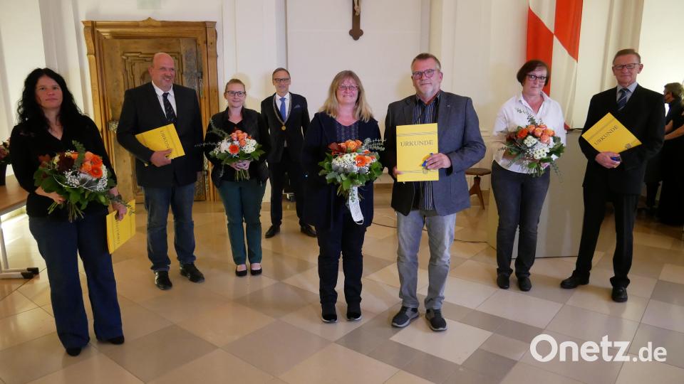 Mit der Silbernen Ehrennadel ausgezeichnet wurden langjährige Stadtratsmitglieder durch Bürgermeister Bernd Sommer (von links): Monika Gerl, Andreas Riedl mit Frau Edith, Bernd Sommer, Lutz Haß mit Frau Claudia, Ursula und Ferdinand Sperber. Bild: hmr
