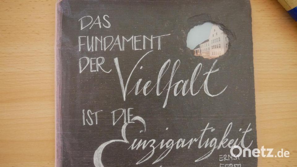 Eine von Christine Böhm gestaltete Schiefertafel mit einem integrierten Bild des renovierten Rathauses gehörte zu den Erinnerungsgeschenken für die ausgeschiedenen Stadtratsmitglieder. Bild: hmr