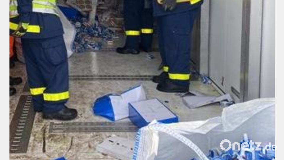 25 Ehrenamtliche des THW Cham mussten 20 Tonnen Mozzarella mit der Hand aus dem umgekippten Fahrzeug holen. Bild: THW Cham