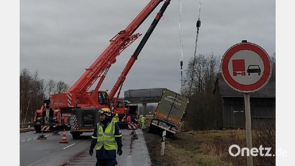 Mithilfe eines Krans bergen Feuerwehr und THW den umgekippten Anhänger aus dem Graben auf der B20 bei Cham. Bild: THW Cham