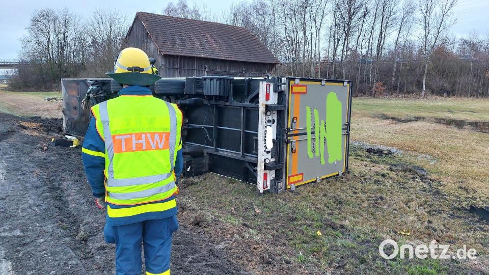 Der Anhänger mit 20 Tonnen Käse als Ladung löste sich wegen eines technischen Defektes vom LKW und kippte in den Graben. Bild: THW Cham