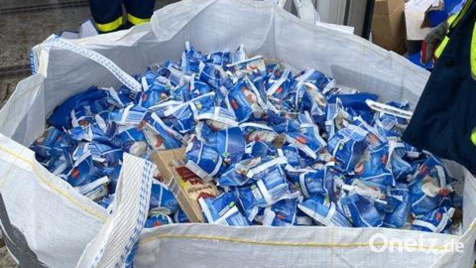 Weil die Transportverpackungen den Sturz nicht aushielten, mussten die Käsepackungen einzeln aus dem Fahrzeug geholt werden. Bild: THW Cham