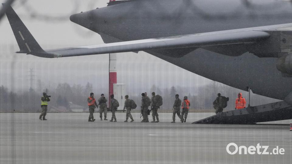 Truppen der 82. Luftlandedivision der US-Armee verlassen ein Transportflugzeug, nachdem sie von Fort Bragg auf dem Flughafen Rzeszow-Jasionka im Südosten Polens angekommen sind. Bild: Czarek Sokolowski