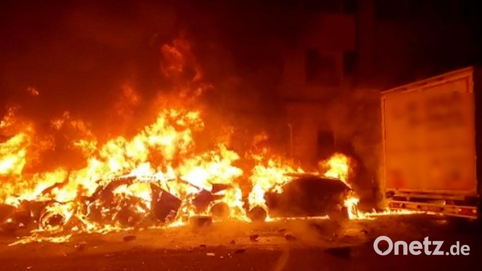 Ein Lkw-Fahrer hat am Abend in Fürth eine Spur der Verwüstung hinterlassen: Bild: Augenzeuge/vifogra/dpa