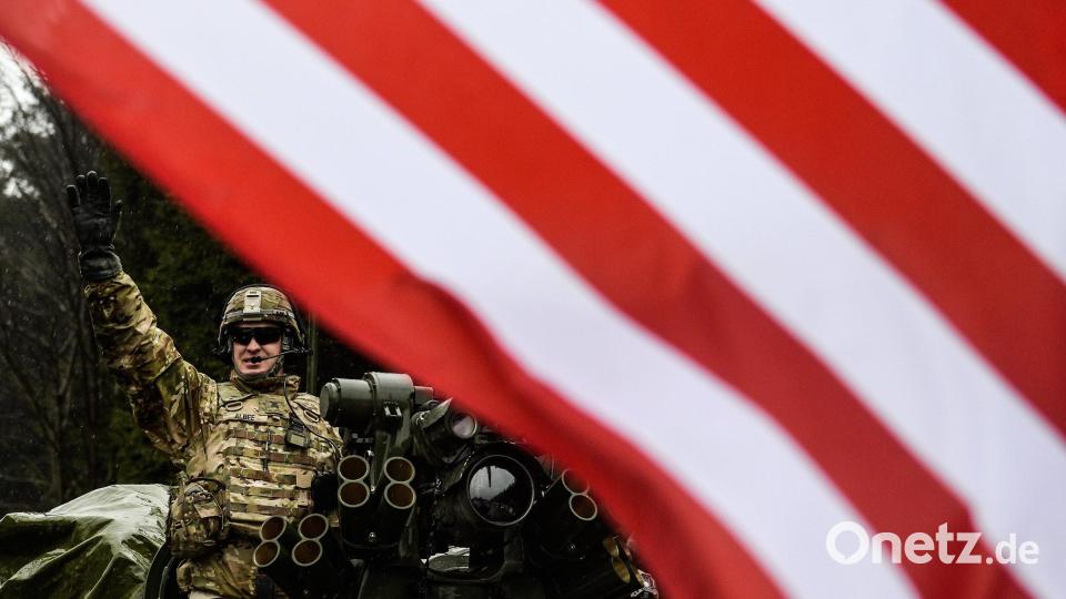Ein US-Soldat steht auf einem Stryker-Panzerfahrzeug und winkt als ein Konvoi der US-Armee im Jahr 2015 an der tschechisch-polnischen Grenze bei die Grenze zur Tschechischen Republik überquert. Symbolbild: Filip Singer
