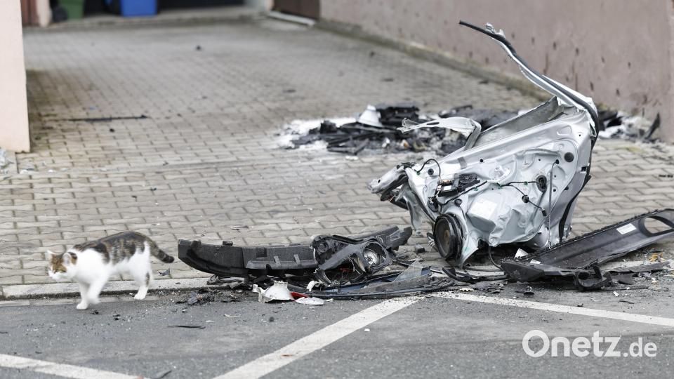 Ein betrunkener Lastwagenfahrer hatte am Dienstagabend nach einem Unfall an einer Kreuzung mit seinem tonnenschweren Gefährt eine Schneise der Verwüstung hinterlassen. Bild: Löb Daniel/dpa