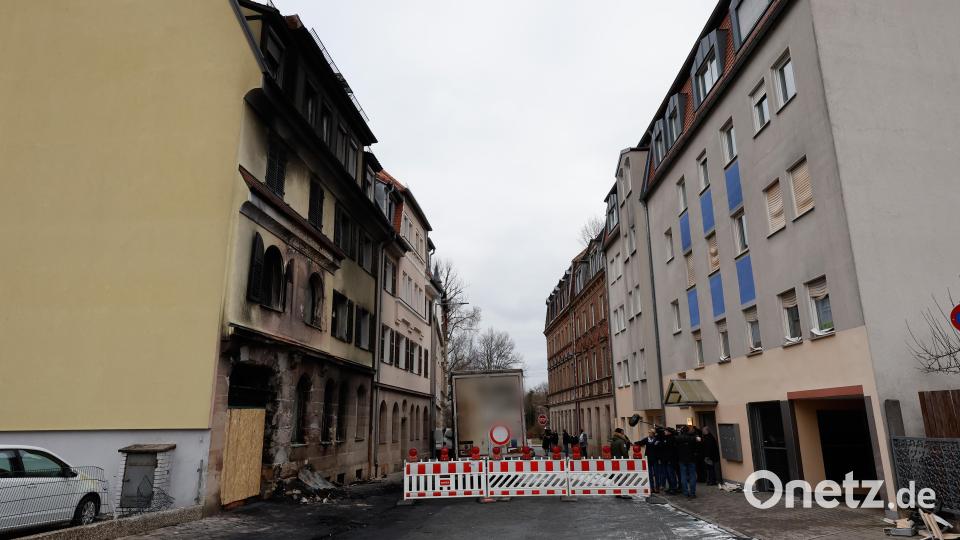 Ein betrunkener Lastwagenfahrer hatte am Dienstagabend nach einem Unfall an einer Kreuzung mit seinem tonnenschweren Gefährt eine Schneise der Verwüstung hinterlassen. Bild: Löb Daniel/dpa