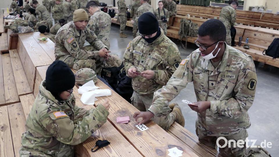 Soldaten des 18. Luftlandekorps der US-Armee spielen Karten, während sie in Fort Bragg darauf warten ihren Einsatz nach Europa zu fliegen. Bild: Chris Seward
