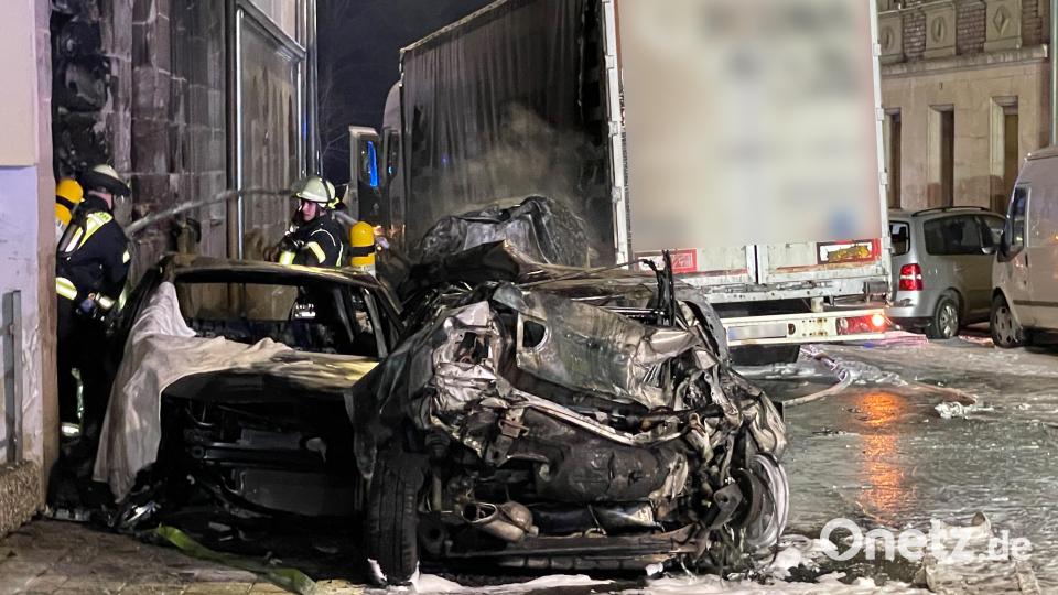 Ein Lkw-Fahrer hat am Abend in Fürth eine Spur der Verwüstung hinterlassen Bild:  Friedrich/vifogra/dpa