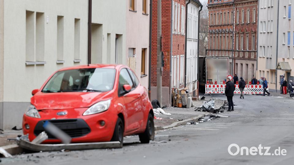 Ein betrunkener Lastwagenfahrer hatte am Dienstagabend nach einem Unfall an einer Kreuzung mit seinem tonnenschweren Gefährt eine Schneise der Verwüstung hinterlassen. Bild: Löb Daniel/dpa