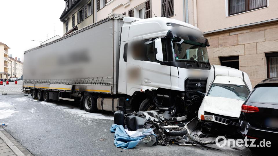 Ein betrunkener Lastwagenfahrer hatte am Dienstagabend nach einem Unfall an einer Kreuzung mit seinem tonnenschweren Gefährt eine Schneise der Verwüstung hinterlassen. Bild: Löb Daniel/dpa