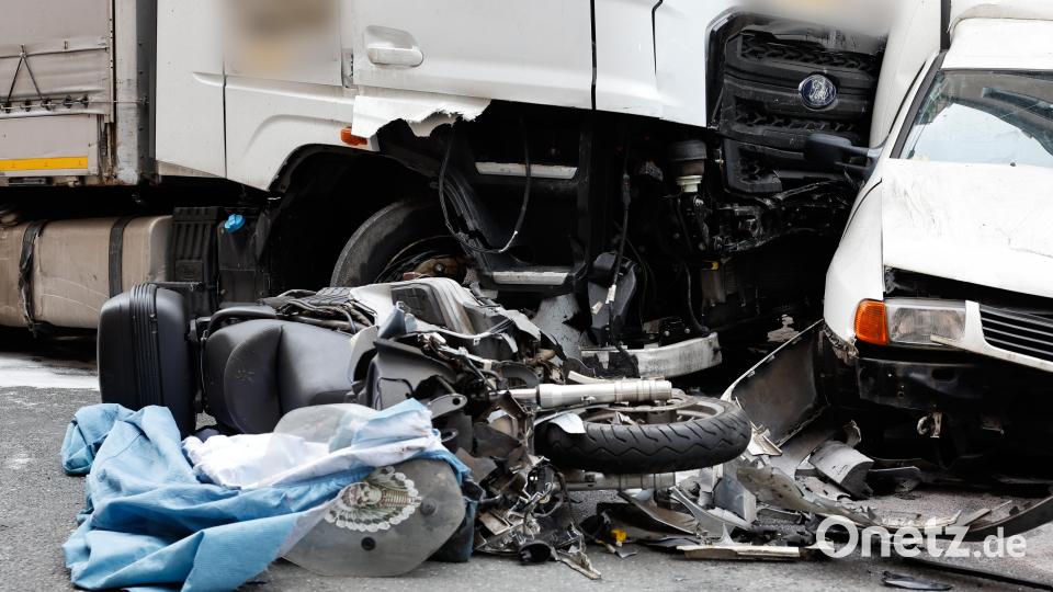 Ein betrunkener Lastwagenfahrer hatte am Dienstagabend nach einem Unfall an einer Kreuzung mit seinem tonnenschweren Gefährt eine Schneise der Verwüstung hinterlassen, Bild: Löb Daniel/dpa
