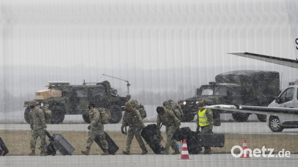 Truppen der 82. Luftlandedivision der US-Armee entladen Fahrzeuge aus einem Transportflugzeug, nachdem sie von Fort Bragg auf dem Flughafen Rzeszow-Jasionka im Südosten Polens angekommen sind. Bild: Czarek Sokolowski