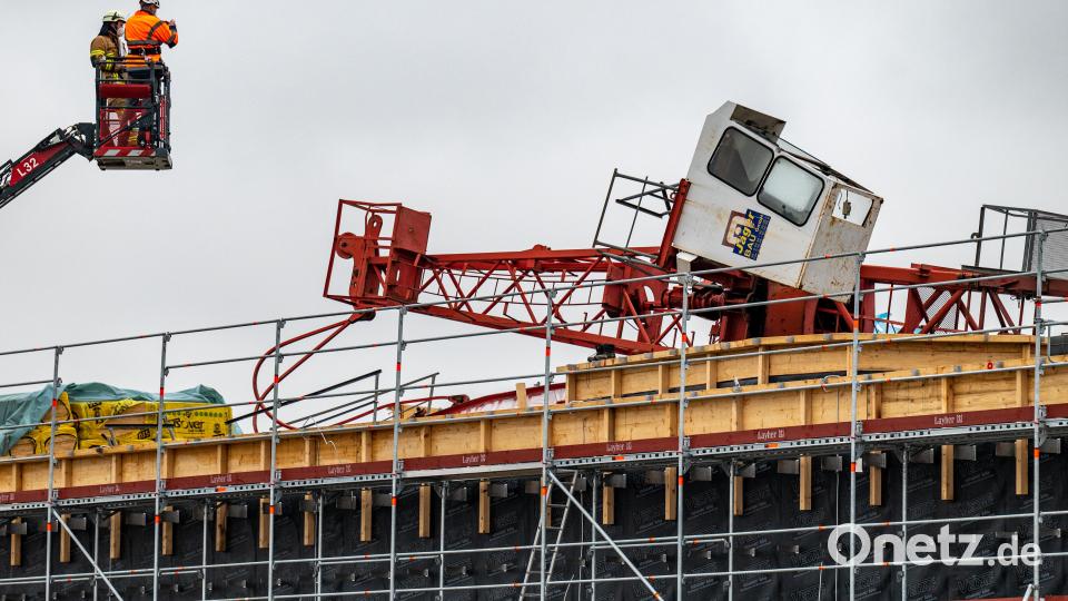 16.12.2021, Bayern, Neutraubling: Ein großer Baukran ist auf eine Schwimmbad-Baustelle gekippt. Zwei Bauarbeiter wurden dabei schwer verletzt. Sie kamen in ein Krankenhaus. Bild: Armin Weigel