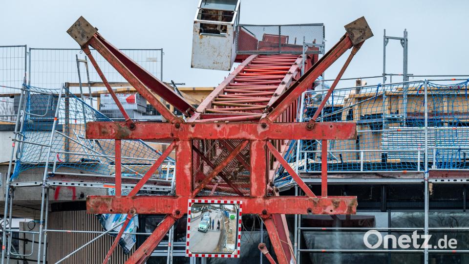 Ein großer Baukran ist auf eine Schwimmbad-Baustelle gekippt. Zwei Bauarbeiter wurden dabei schwer verletzt. Sie kamen in ein Krankenhaus. Bild: Armin Weigel