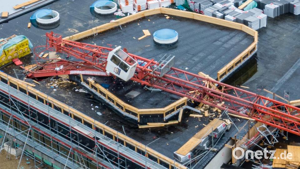16.12.2021, Bayern, Neutraubling: Ein großer Baukran ist auf eine Schwimmbad-Baustelle gekippt (Luftaufnahme mit Drohne). Bild: Armin Weigel