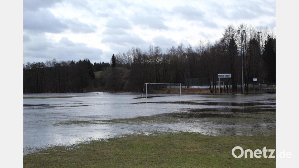 Das Fichtelnaabstadion der DJK Ebnath hatte das Hochwasser wieder erwischt. Die Tore des alten Platzes standen unter Wasser. Bild: soj