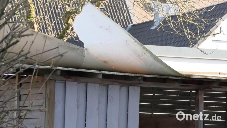 Ob Schuppen, Garage oder Carport, Dachabdeckungen machten sich beim Sturm am Donnerstag vielerorts selbstständig. Bild: Gustl Beer