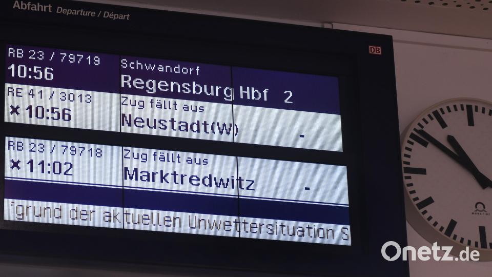 Nichts geht mehr: Die Länderbahn stellte den Bahnverkehr auf der Strecke Weiden – Hof ein. Bild: Gabi Schönberger