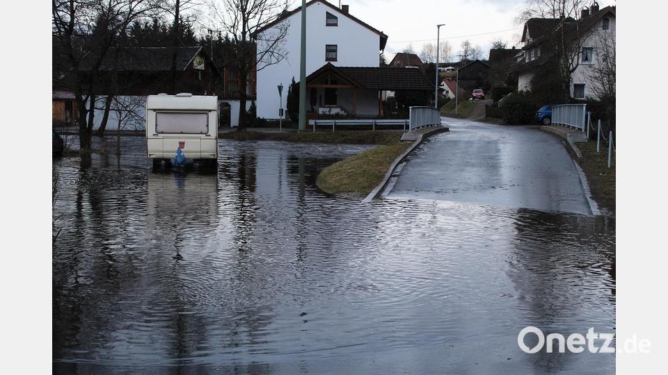 Die Brücke zum Witzlasreuther Weg in Ebnath war vom Wasser umspült und durch Fußgänger nicht mehr begehbar. Bild: soj