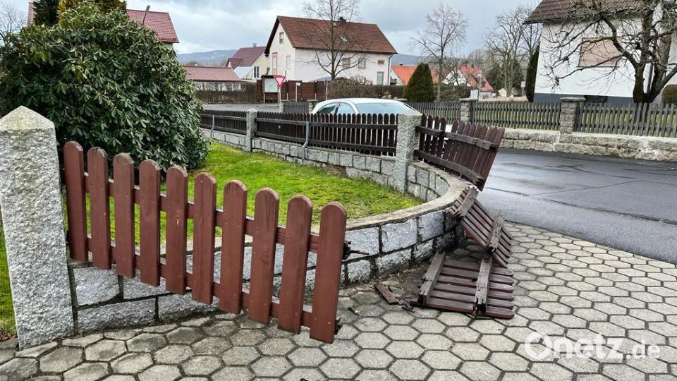 In Wiesau sorgte der Sturm auch für einen kaputten Gartenzaun. Bild: lue