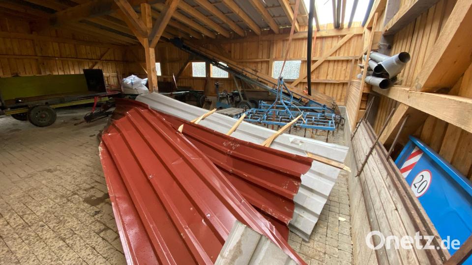 Wie eine Sardinenbüchse wurde ein Blechdach bei Schwand vom Sturm aufgerollt. Bild: Gustl Beer