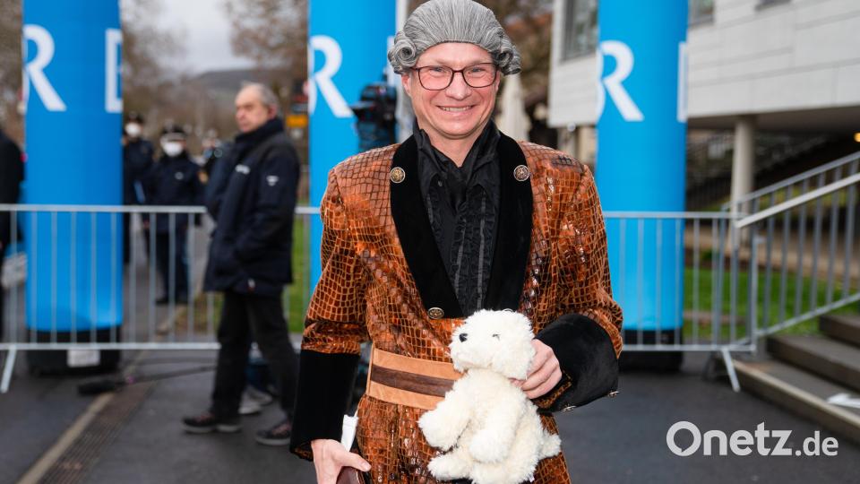 Der bayerische Staatsminister für Wissenschaft und Kunst, Bernd Sibler (CSU), kommt als Universal-Gelehrter (im Stil von Goethe) zur Aufzeichnung der Sendung „Fastnacht in Franken 2022“. Bild: Nicolas Armer